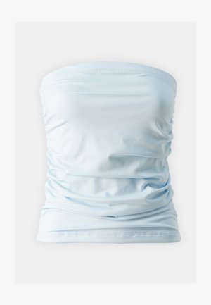 Top strapless de culoare albastru deschis, realizat dintr-un material neted și elastic, cu textură plisată pe laturi și un design simplu, curat.