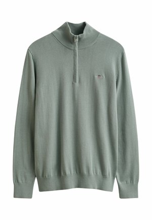 Lichtgrijs-groene pullover met lange mouwen en een halve rits, voorzien van een geribbelde kraag, manchetten en zoom, met een klein geborduurd schildlogo op de borst.