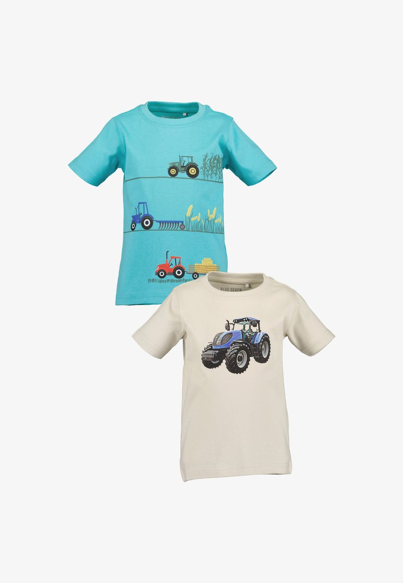 Due t-shirt per bambini a maniche corte, uno turchese con righe di stampe colorate di trattori e raccolti, l'altro beige con una grafica di un trattore blu.