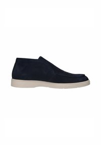 Chaussure à enfiler en daim bleu foncé avec semelle en caoutchouc blanche, hauteur basse à la cheville et détails de couture minimaux, vue de côté sur fond blanc.