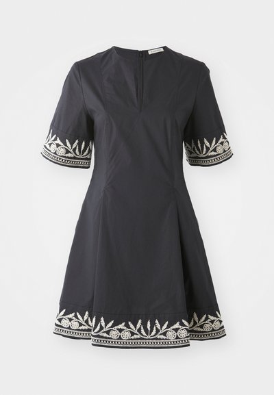 Vestido negro con un corsé ajustado, falda acampanada y mangas cortas, que presenta intrincados bordados de patrones florales blancos en los puños y el dobladillo.