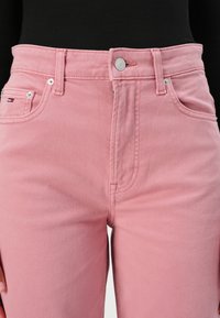 Tommy Jeans LAYLA SLIM STRAIGHT - Džínsy s rovným strihom - tahiti berry
