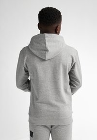 Šedá mikina s kapucí a přední kapsou, stahovací šňůrkou na kapuci, pružnými manžetami a spodním lemem. Měkká, strukturovaná tkanina; jednoduchý design bez vzorů nebo akcentů.