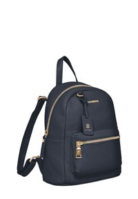 Kleiner schwarzer Rucksack aus genarbtem Leder mit goldenen Reißverschlüssen, einer vorderen Reißverschlusstasche, einem oberen Griff, verstellbaren Trägern und einem markierten Lederetikett.