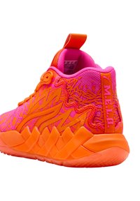 Basketball-Sneaker mit einem lebhaften pinken und orangefarbenen Farbschema, strukturiertem Mesh-Obermaterial und einem markanten geometrischen Sohlen-Design.