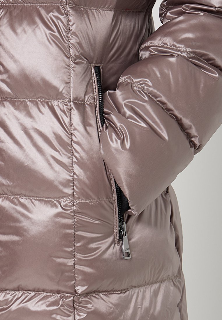 Leichte, mauve Pufferjacke mit glänzender Oberfläche, gestepptem Design und einer seitlichen Reißverschlusstasche, mit weichem, gepolstertem Material.