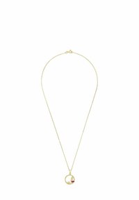 Collar dorado con un colgante circular que presenta un diseño floral y un pequeño acento rojo. Cadena lisa de finos eslabones.