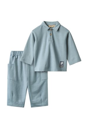 Lyseblåt todelt outfit til småbørn med en skjorte med krave og to knapper samt matchende bukser med elastik i taljen og sidelommer.