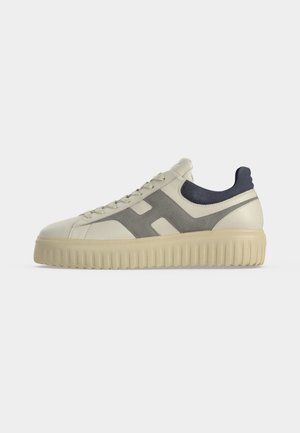 Χαμηλό sneaker σε εκρού με γκρι λεπτομέρειες στο πλάι, μαύρο επενδεδυμένο κολάρο, μπεζ σόλα πλατφόρμα με ραβδώσεις και μπροστινό κορδόνι.