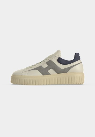 Χαμηλό sneaker σε εκρού με γκρι λεπτομέρειες στο πλάι, μαύρο επενδεδυμένο κολάρο, μπεζ σόλα πλατφόρμα με ραβδώσεις και μπροστινό κορδόνι.