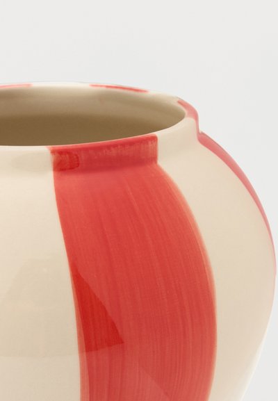 Κεραμικό βάζο με φαρδιά είσοδο, που διαθέτει εναλλασσόμενες κάθετες κόκκινες και κρεμ ρίγες και λείο γυαλιστερό φινίρισμα.
