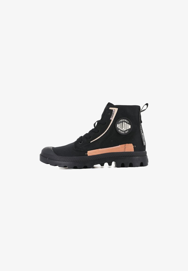Botas altas negras con un upper de lona texturizada, suela de goma y un acento de cuero marrón contrastante. Punta redonda y detalle del logo.