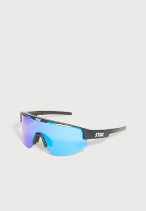Ochelari sport cu ramă neagră și lentilă înfășurată albastră oglindită, cu protecții pentru nas și logo-ul „bliz” pe brațe și pe lentilă.