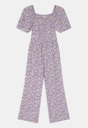 Combinaison fleurie lavande avec manches courtes bouffantes, encolure carrée, taille cintrée et pantalons larges.