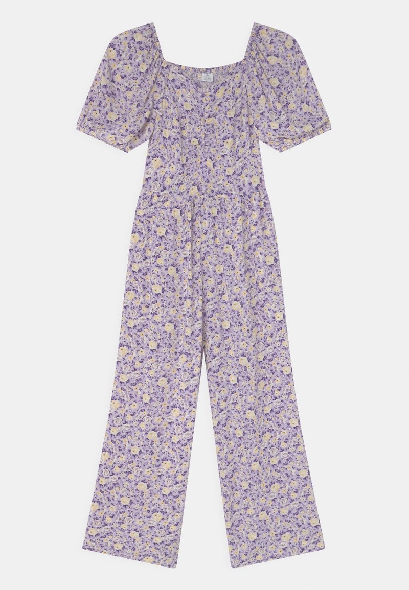 Combinaison fleurie lavande avec manches courtes bouffantes, encolure carrée, taille cintrée et pantalons larges.