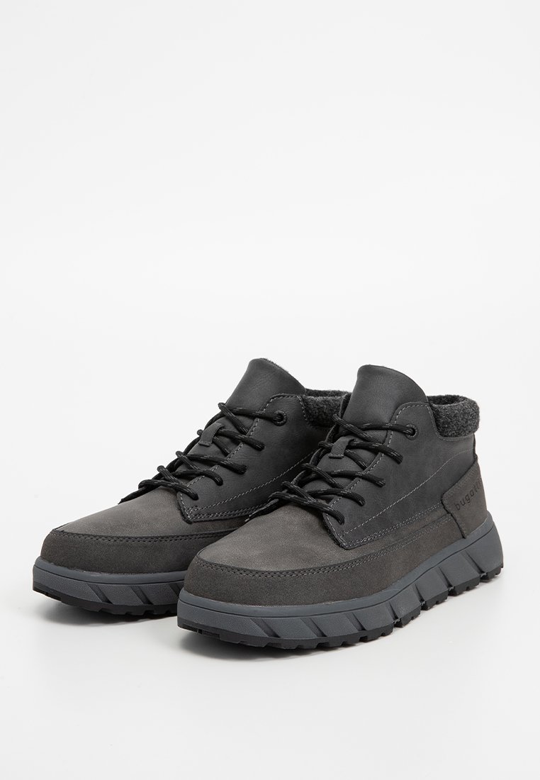 Bottines noires en cuir avec col texturé, design à lacets, languette rembourrée et semelle en caoutchouc durable avec un profil profond pour une traction optimale.