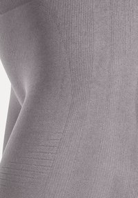 Leggings gris sans couture avec une texture côtelée, présentant une surface lisse et un motif diagonal subtil sur les côtés.