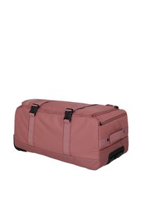 Borsa duffel rosa con forma rettangolare, texture in tessuto, doppie maniglie, dettagli neri e parte superiore con zip. Dotata di ruote per un facile trasporto.