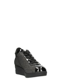 Sneaker wedge neri con punta in vernice lucida, tomaia in tessuto testurizzato e sistema di allacciatura tradizionale. Adatti per un look informale.