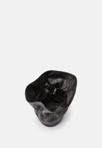 Černá kožená kabela ve tvaru kbelíku s jemným, texturovaným povrchem. Otevřený vršek s vnitřními klipsy a podšívkou. Jednoduchý, zaoblený tvar.