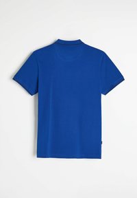 Polówek w kolorze kobaltowym, krótki rękaw, ribbować kołnierz, jednolity kolor, miękki materiał bawełniany, widok z tyłu, brak widocznych wzorów lub akcentów.