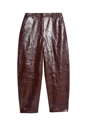 Burgunderfarbene Kunstlederhosen mit hoher Taille, weitem Bein und glänzender Oberfläche. Details umfassen Vorderseitentaschen und einen Knopfverschluss.