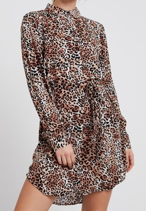 Jurk met luipaardprint, lange mouwen, een hoge halslijn en ceintuur in de taille. Gemaakt van gladde stof, met een mix van bruine, zwarte en witte tinten.