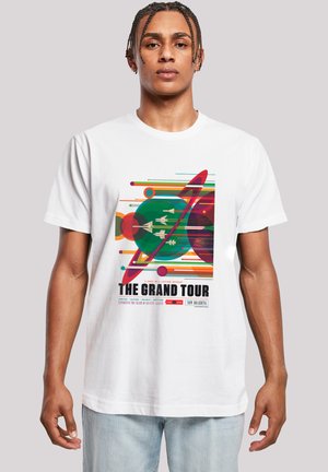 Weißes Baumwoll-T-Shirt mit einem bunten nostalgischen Grafikdruck von Planeten, Streifen und Text, mit Rundhalsausschnitt und kurzen Ärmeln.