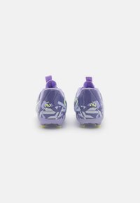 Scarpini da calcio viola con una tomaia in sintetico liscio, caratterizzati da motivi geometrici grigi e un accento giallo. Dotati di linguette per indossarli facilmente.