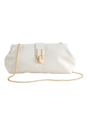 Hvid læder clutch taske med lodrette prægede linjer, gyldent lukke, og en lang gylden kæderem mod en hvid baggrund.