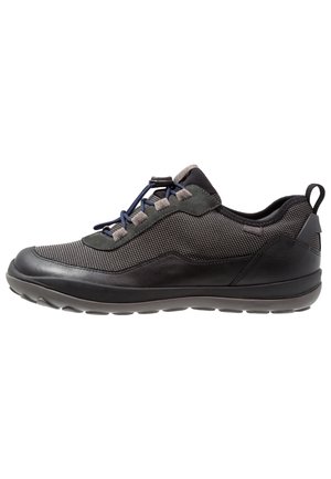 Schwarzer und grauer flacher Sneaker mit Mesh- und Lederobermaterial, blauen elastischen Schnürsenkeln mit Verschluss, Zuglasche an der Ferse und gepolsterter Sohle.