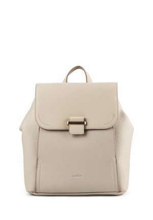 Zaino in pelle beige con copertura a patta e chiusura metallica, superficie texturizzata, manico superiore e nome del marchio "GABOR" impresso sulla parte anteriore.