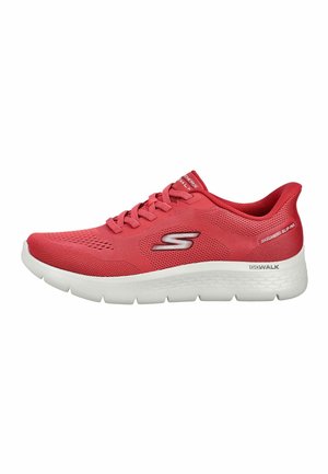 Roter Skechers Go Walk Sneaker mit weißer Sohle, Mesh-Obermaterial, Schnürsenkeln und markierten Logos an der Seite und Ferse.