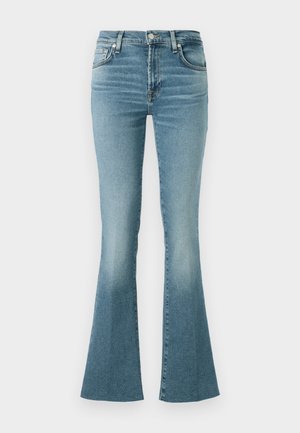 Jean flare en denim bleu clair avec une taille haute, comportant des poches avant et un design classique à cinq poches, texture lisse et finition délavée.