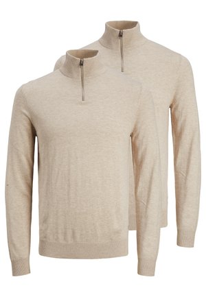 Dwa beżowe swetry z długim rękawem, z półzamkiem i stojącym kołnierzem, z prążkowanymi mankietami i dolnymi krawędziami, przedstawione na białym tle.