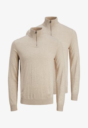 Due maglioni beige a maniche lunghe con colli alti con mezza cerniera, polsini e orli a coste, mostrati su uno sfondo bianco.