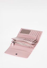 Portafoglio in pelle rosa chiaro con più scomparti per carte, un compartimento con zip e una finestra per l'ID trasparente; esterno liscio e fodera strutturata.