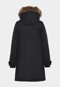 Zwarte parka jas met een fuzzy capuchonrand, met een middellange silhoutte, lange mouwen en verstelbare manchetten. Waterdicht materiaal.
