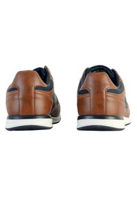 Zapatos de cuero marrón con una textura suave, que cuentan con un acento en contraste en navy, una entresuela blanca y una suela de goma para mayor agarre.