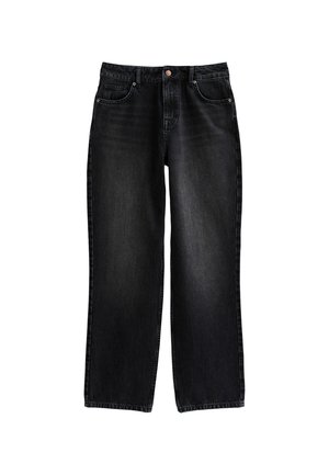 Zwarte recht gesneden denim jeans met voorzakken, riemlussen en knoopsluiting, plat gelegd op een witte achtergrond.
