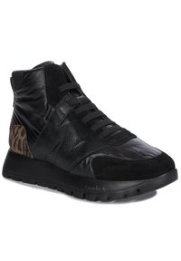 Zapatillas altas negras que combinan materiales de cuero y ante, con superficies texturizadas y un acento de estampado de leopardo en el talón.