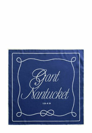 Blaues Quadrat-Stoffmuster mit weißem Seilrand und geschwungenem Text "Gant Nantucket 1949" in der Mitte.