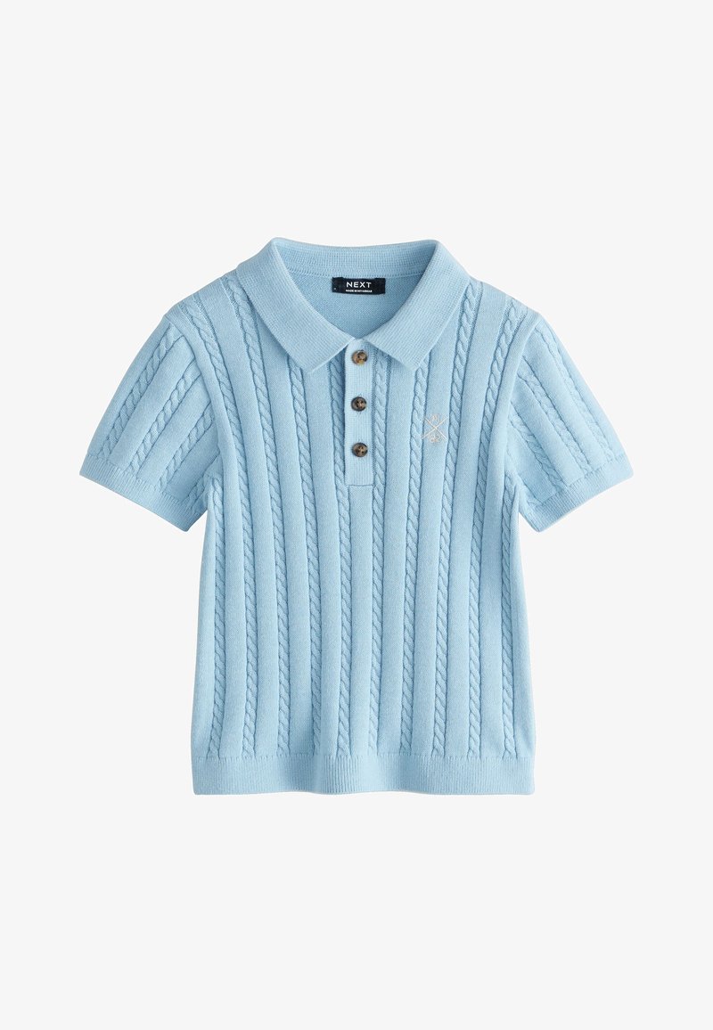 Polo tricoté bleu clair à manches courtes avec des motifs en torsades verticales, trois boutons marron et un petit logo brodé sur la poitrine gauche.