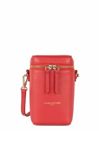 Borsa a spalla in pelle rossa con superficie texture, hardware dorato, chiusura con doppia cerniera e tracolla regolabile. Presenta il logo "LANCASTER PARIS".