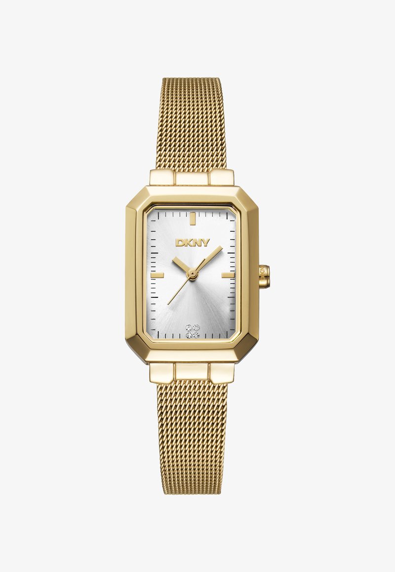 Montre DKNY avec un boîtier octogonal en acier doré, un cadran argenté et un bracelet en maille dorée. Présente des marqueurs minimalistes et deux petits cristaux à la position 6 heures.