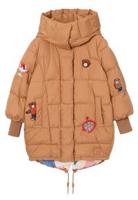 Brūna pūkaina josta ar kapuci, kurai ir quiltēta tekstūra, izšūti uzpleči, sānu kabatas un regulējama aukla apakšmalā.