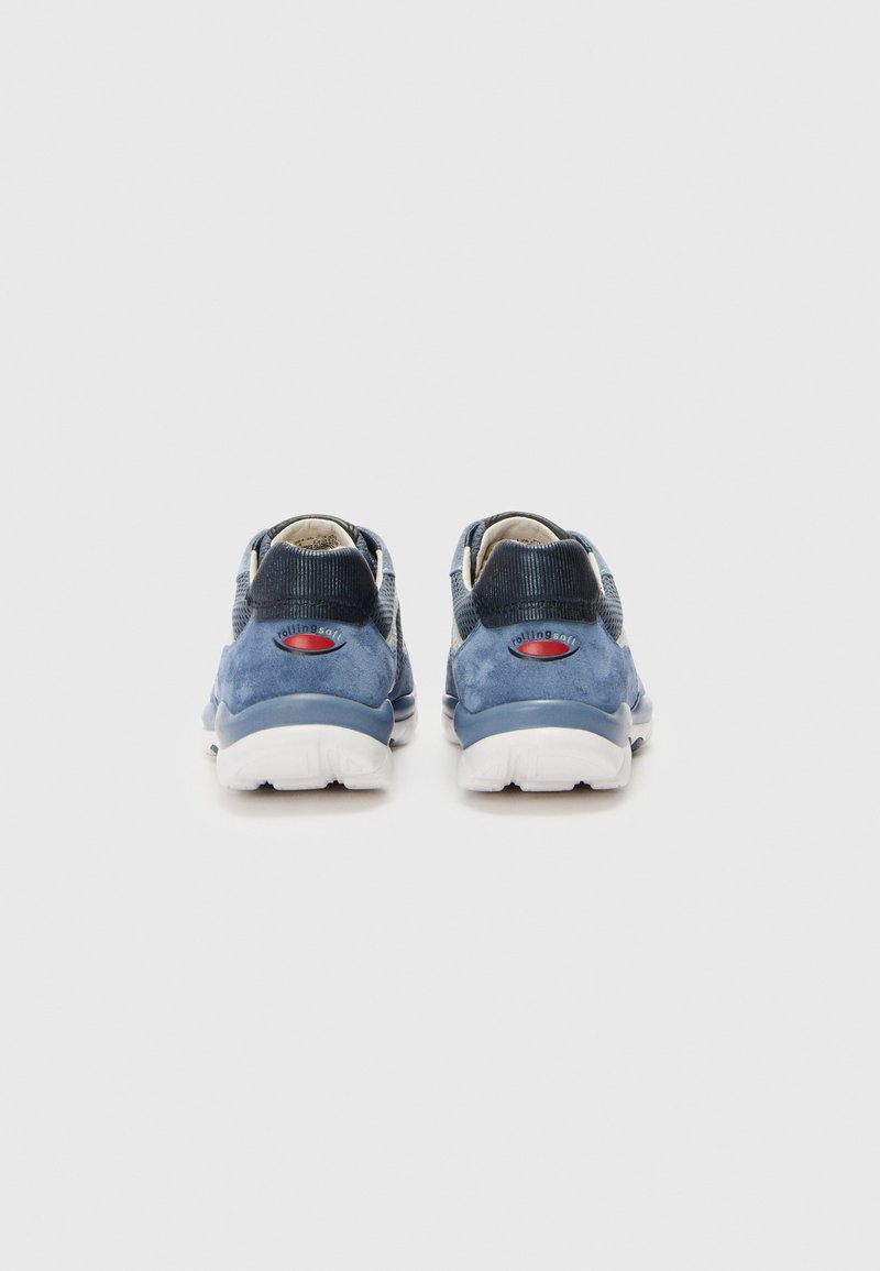 Blaue Wildledersneaker mit Netzakzenten und weißen Sohlen. Mit einem Logo auf der Rückseite und einem strukturierten Design. Runde Form.