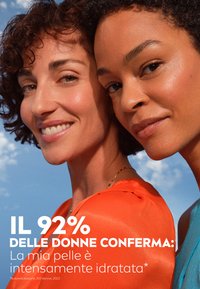 Due donne con i capelli ricci, una con una maglietta arancione e l'altra con una camicia blu, sorridono davanti a uno sfondo di cielo azzurro.
