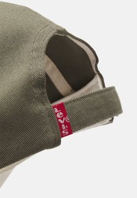 Levi's® RELAXED DAD HERITAGE UNISEX - Pet - olive