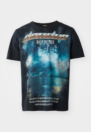 T-shirt nera in cotone con stampa grafica di fuochi d'artificio sull'acqua, con testo che recita "Made in Italy" e una citazione in bianco in basso.